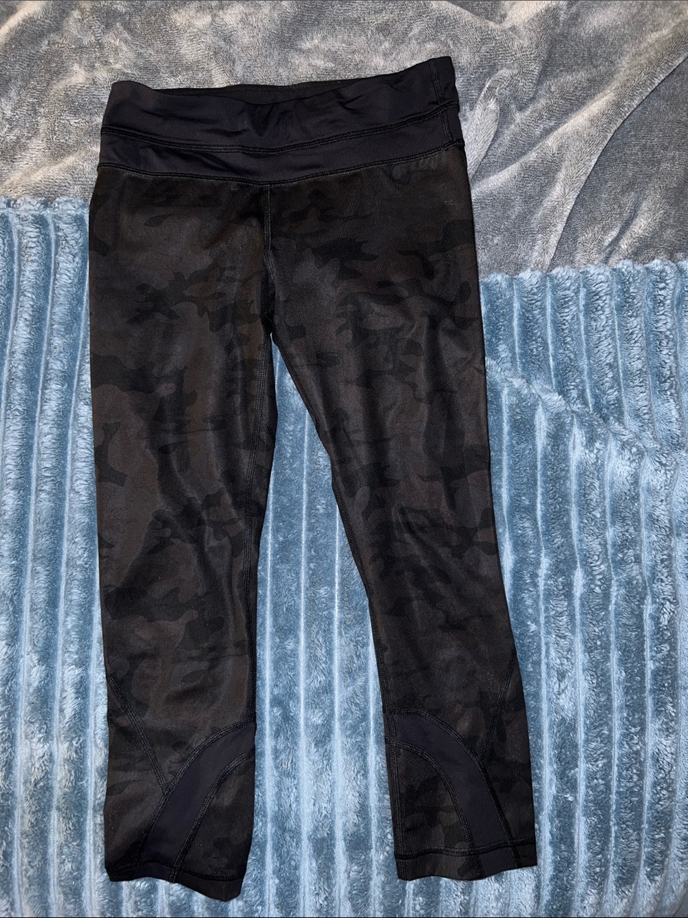 Lululemon Black Camouflage Low/Mid Rise Active Capri Leggings